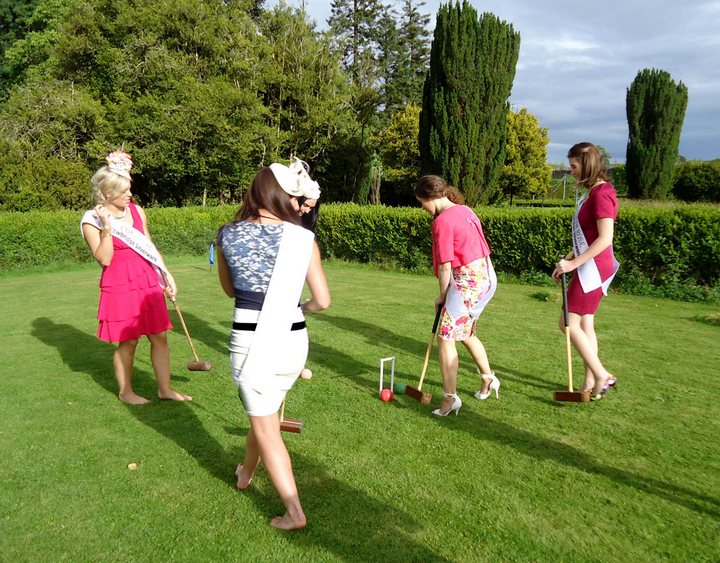 Roses of Tralee play croquet